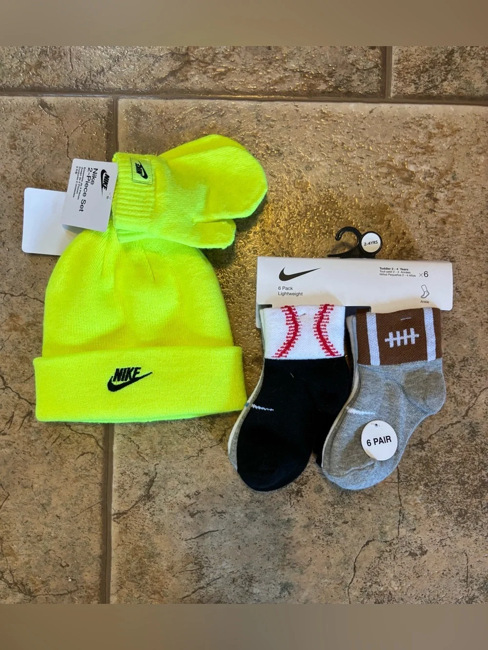 NWT Nike Toddlers *Bundle* Beanie, Mittens and 6 pairs ankle socks sz 2-4T
